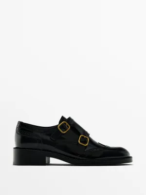 Flat shoes with double buckle