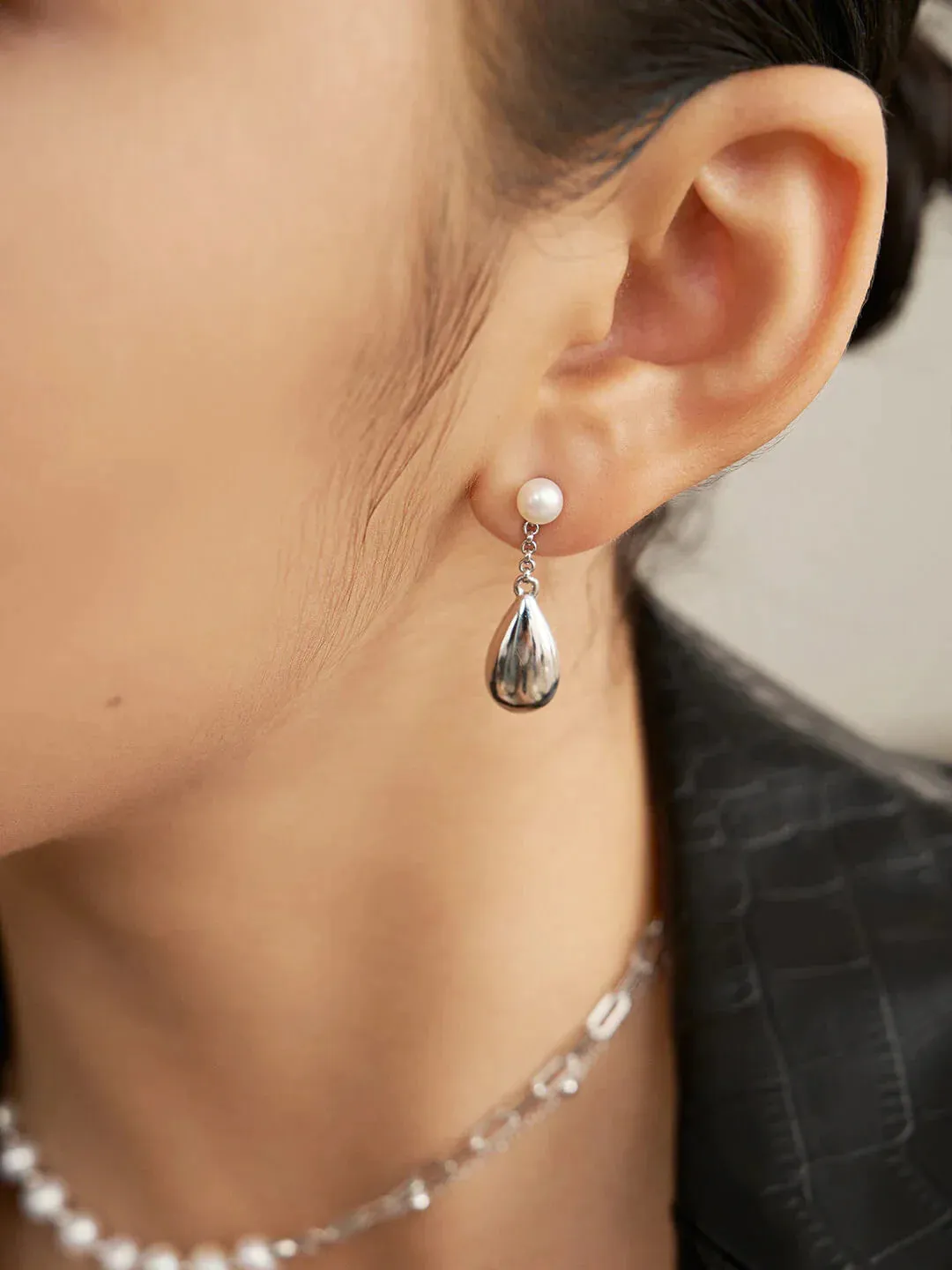 Loretta - Dainty Raindrop Pearl Earrings