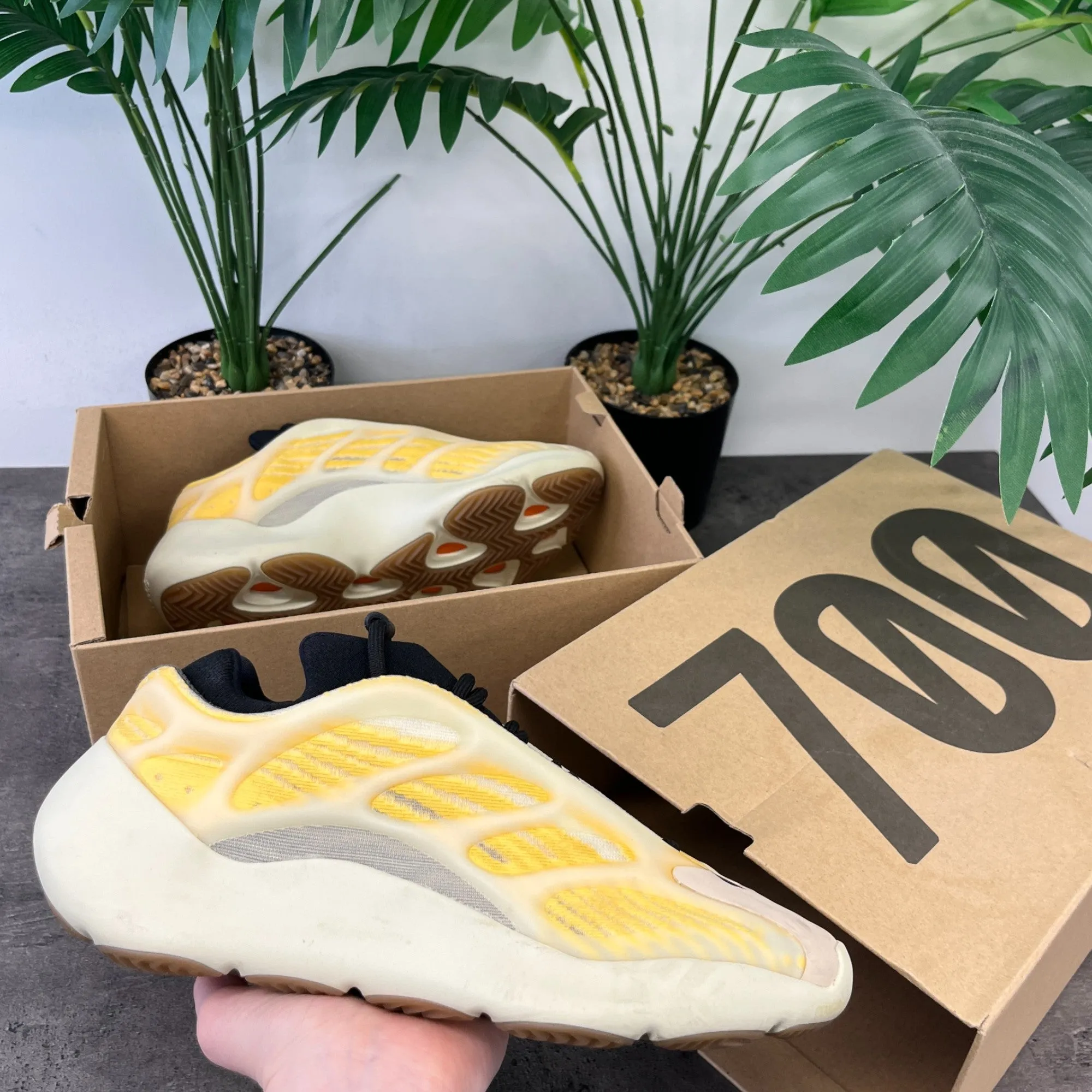 Men's Boost 700 V3 Salflower Low Trainers Cream Size EU 41.5 / UK 7.5